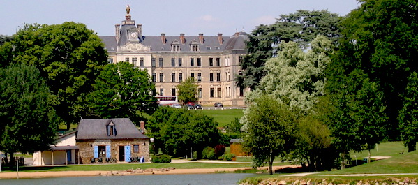 Le collège vu du plan d'eau